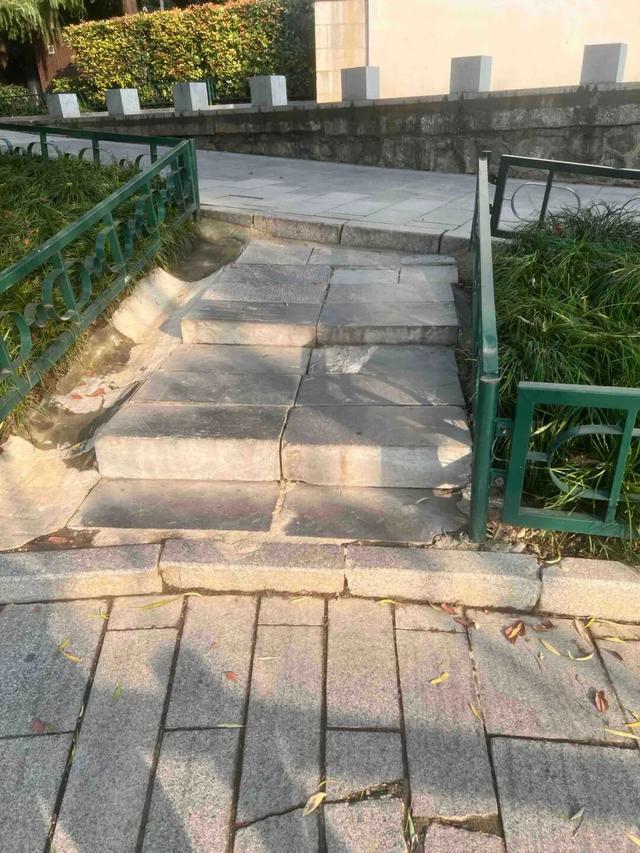 公园适老化方面这些做得还不错但还有改进空间pg模拟器试玩华商报记者走访了12座城