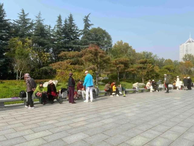 公园适老化方面这些做得还不错但还有改进空间pg模拟器试玩华商报记者走访了12座城市(图3)