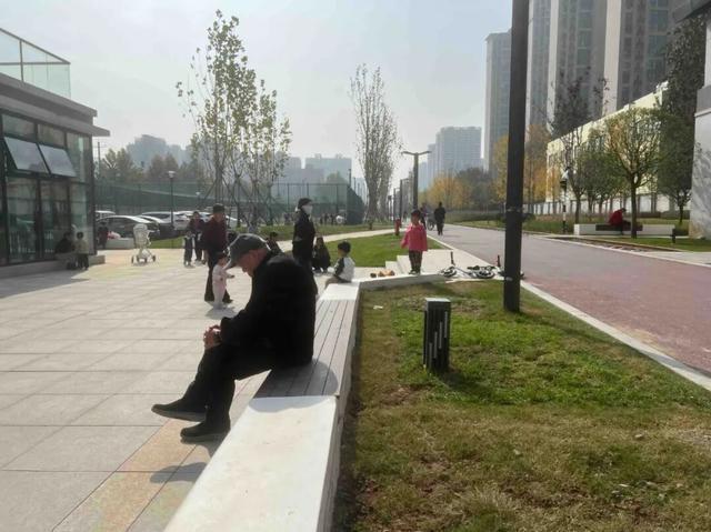 公园适老化方面这些做得还不错但还有改进空间pg模拟器试玩华商报记者走访了12座城市(图5)