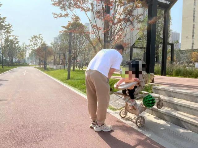 公园适老化方面这些做得还不错但还有改进空间pg模拟器试玩华商报记者走访了12座城市(图14)