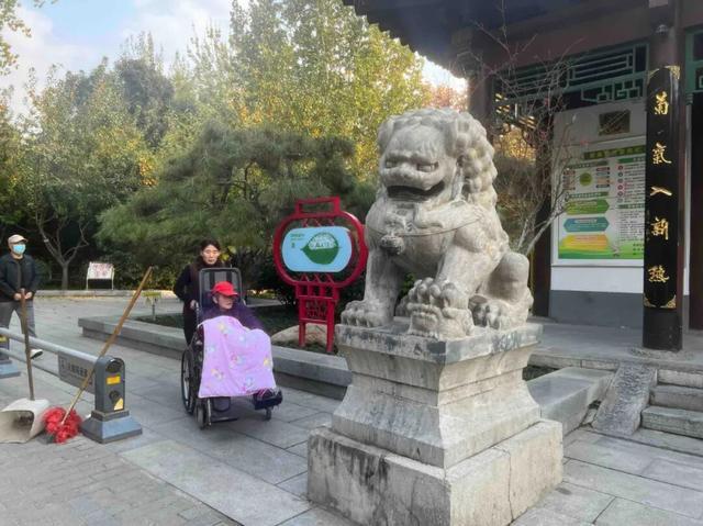 公园适老化方面这些做得还不错但还有改进空间pg模拟器试玩华商报记者走访了12座城市(图34)