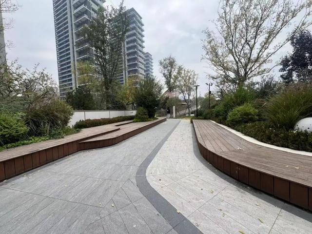 公园适老化方面这些做得还不错但还有改进空间pg模拟器试玩华商报记者走访了12座城市(图31)