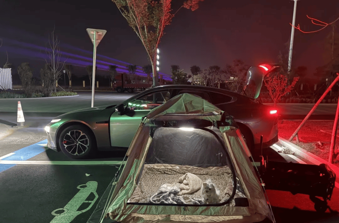 期间年轻人旅行掀起“帐篷过夜”热潮pg电子试玩不住酒店住帐篷！国庆(图2)